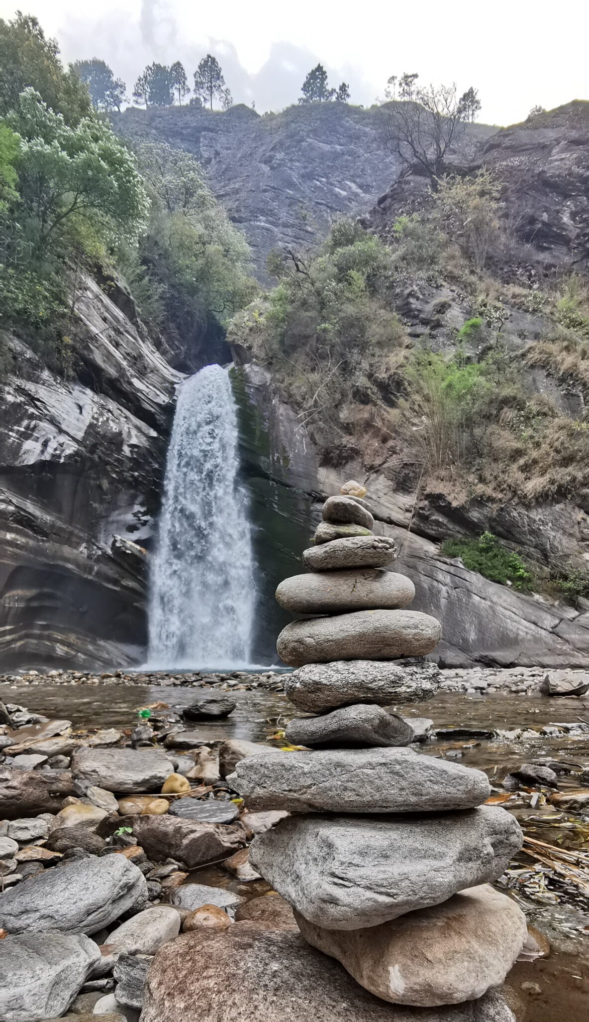 Stenen in Balans en Waterval Himalaya Nepal