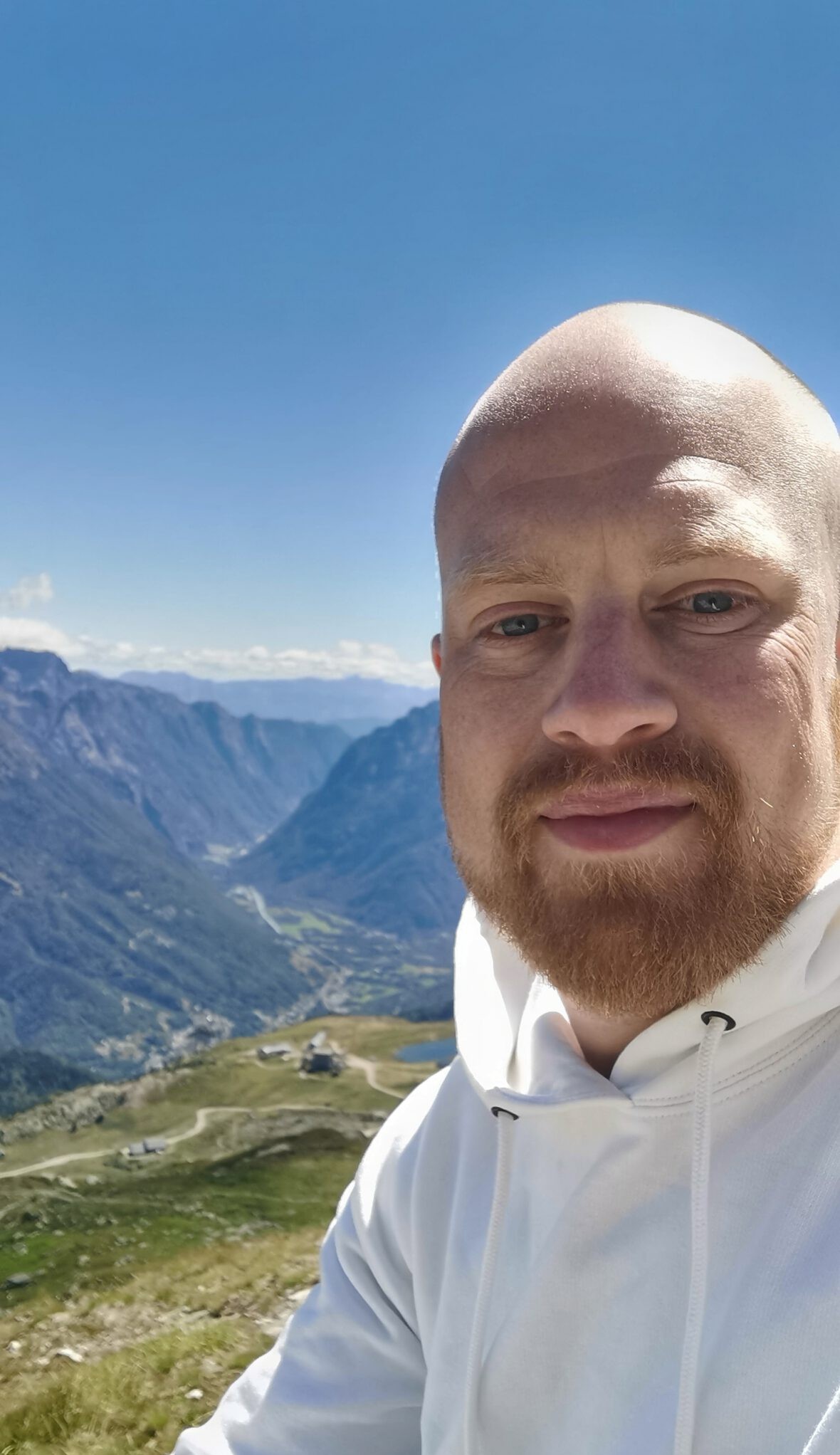 Guus op top van berg